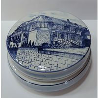 Шкатулка фарфоровая 70-е годы Голландия. Высота 6 см. Диаметр 13.5 см.