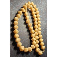 ВИНТАЖНЫЕ БУСЫ. "ТОПЛЕНОЕ МОЛОКО". ОПАЛОВОЕ СЛИВОЧНО-БЕЖЕВОЕ СТЕКЛО. СССР распродажа коллекции