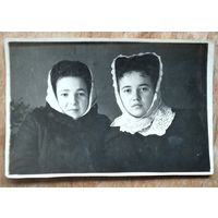 Фото Двух женщин 1950 г. 5.5х8.5 см