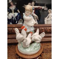 Девочка кормит кур редкая статуэтка минский завод состояние