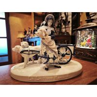 Красивая сюжетная фарфоровая статуэтка