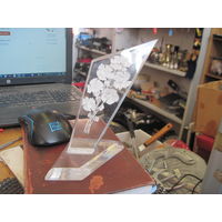 Настольный сувенир с цветами. Оргстекло. 16 см.