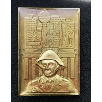 Знак городской комендатуры столицы ГДР Берлина. Пограничник на фоне Бранденбургских ворот.