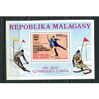 Демократическая Республика Мадагаскар - 1976 - Зимние Олимпийские игры. Надпечатка VAINQUEUR/IRINA RODNINA/ALEXANDER ZAITSEV/URSS - [Mi. bl. 13] - 1 блок. MNH.  (Лот 44HZ)-TG3P48