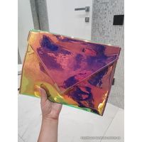 Сумка клатч конверт голографический Новый. Красивенный аксессуар! Переливается множеством цветов.   Довольно большой и вместительный. Новый. Не носился.   Всего за 55 руб. Могу выслать почтой.
