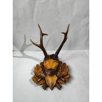 Рога косули на резном медальоне.