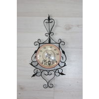 Барометр настенный, для измерения атмосферного давления, в рабочем состоянии.