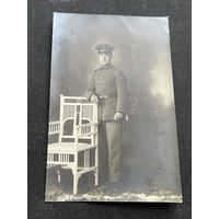 Фотооткрытка 1 Мировая война / Немецкий солдат / китель образца 1915 года и брюки, полевая фуражка (Feldmutze), ремень с пряжкой и штык в ножнах / подписана 1916 год