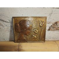 Медная чеканка Женщина с цветами