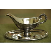 Соусник  литой , толстостенный с серебрением  ( 11,5 см х 18 см , высота 9,5 см )