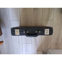 Старый чемодан 1989г., защёлки не работают, размер 45х33х9см.