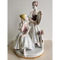 СТАТУЭТКА ФАРФОРОВАЯ  "БАЛЕРИНЫ ПЕРЕД ЗЕРКАЛОМ". БОЛЬШОЙ РАЗМЕР - 29*19*14 СМ. 1976-1991 ГОДА. КИЕВ. КЭКХЗ. УКРАИНА.  СМ.ФОТО И ОПИСАНИЕ.