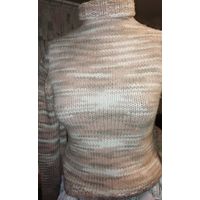 Свитерок из натуральных нежных шерстяных ниток, ручной вязки, 44 размер Свитер одет на маникен 46 размера. а.