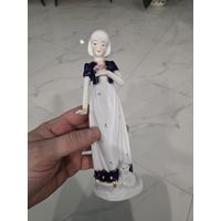 Фарфоровая статуэтка девушка с букетом