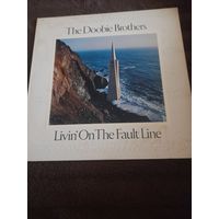 THE DOOBIE BROTHERS " LIVIN' ON THE FAULT LINE" 1977 LP JAPAN/USA WARNER P10326W  -NM/NM