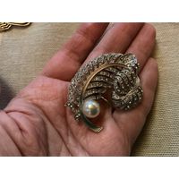 Брошь Перышко жемчуг стразы Германия винтаж