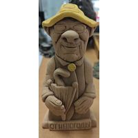 Фигура, глиняная. Мужчина с зонтом. 17 см