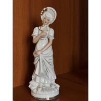 Фарфоровая статуэтка молодой дамы в струящемся белом платье и шляпке. Capodimonte