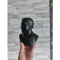Статуэтка бюст Высоцкого, времен СССР, куплена где то в 80/81 в Москве. Металл.