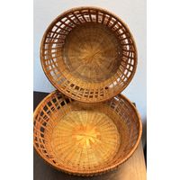 Набор из двух плетеных корзин.