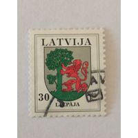 Марка из серии "Гербы" с надпечаткой 2004 - герб Лиепая