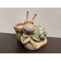 Декоративное керамическое кашпо в виде улитки.