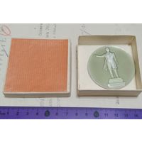 Красивая настольная медаль, в память  А. С. Пушкина, в оригинальной коробочке.