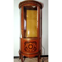 Старинная витрина.