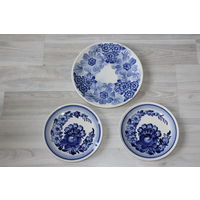 Набор настенных, фарфорово-керамических тарелок, по всей поверхности тарелок - кракелюр, клеймо, Польша.