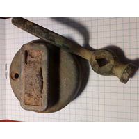 Часть фары и  мотодеталь наверное. В ПРОДАЖЕ ТОЛЬКО ТИТУЛЬНОЕ ФОТО. ДВЕ ДЕТАЛИ.