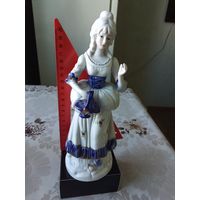 Дама с корзиной Европа, состояние новая высокая 23 см.