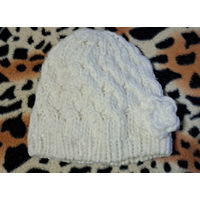 Шапка белая с цветком на 4-6лет, б.у