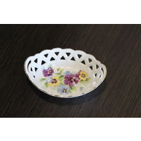 Винтажное, фарфоровое блюдо, выполнена в стиле "Плетеная корзина", с ажурными краями, цветочными узорами и золотистой отделкой.