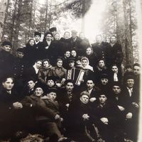 Фотография. Групповой снимок из 1940-50х с гармонистом. Ретро корпоратив. Винтаж.