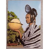 Этнография, шляпки. Гвинея. Молодая женщина в традиционном головном уборе