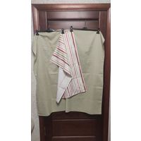 Скатерть двойная, покупала в Германии. Новая.  Размер цвет олива 115 на 118 см. В полоску 90 на 58 см.