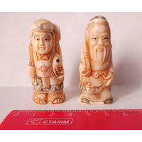 Нэцкэ. "Рыбак с уловом" и "Старец со свитком". Оригинальные (настоящие нэцкэ). Японские резные фигурки. Кость (слоновая). Отверстия для шнура. Клейма мастера. Цена за обе нэцкэ. Очень красивая работа.