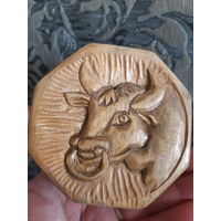 Резьба по дереву, бык. Подставка.