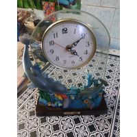 Часы настольные кварц,очень красивые. На ходу . Состояние на скане.