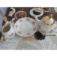 Тарелки, сливочник, чайник