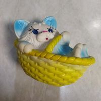 Игрушка. Котенок в корзинке. ПВХ. Ретро СССР.