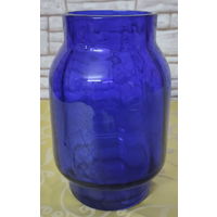 Ваза из толстого кобальтового двухслойного стекла, произведенная в СССР.