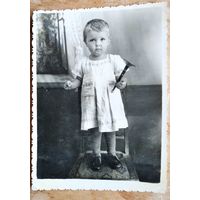Фото девочки с дудочкой. 1930-е. 8х11 см.