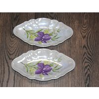 Фарфоровые тарелки в форме листа с цветочным рисунком, на которой изображены фиолетовые ирисы и желтые цветы, клеймо.