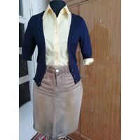 Необычная красивая джинсовая юбка, рубашечка из cotona и синяя укороченная трикотажная кофточка одним лотом. Размер44.