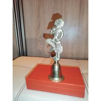 Латунный колокольчик с рукоятью в виду фигуры Ханумана, индуистского бога-обезьяны, высота 17 см.