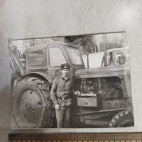 Фотография. История СССР в лицах. Солдат у трактора МТЗ -5.  Советская армия.