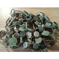 Перстни, кольца, щитки , около 90 шт.