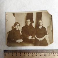 Фотография. История СССР в лицах. 1937 г. Семья в ожидании НКВД. Суровые лица советских людей.