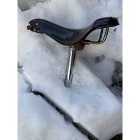 Оригинальное древнее седло  для ХВЗ. Из толстенной натур. кожи, с передним регулировочным болтом натяжения!